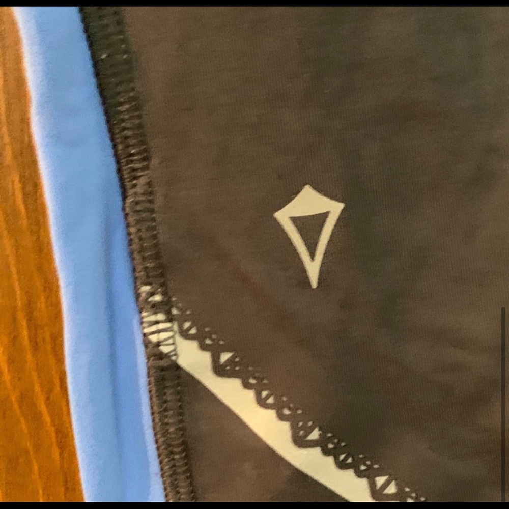 3 pairs of size 14 girls ivivva leggings. All in like new condition - Picture 9 of 10